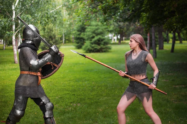 Batalha Uma Menina Guerreira Fantasia Cavaleiro Medieval Armadura Completa Parque — Fotografia de Stock