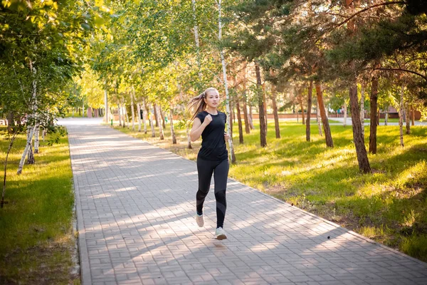 Uma Garota Uniforme Esportivo Preto Está Correndo Parque Noturno Conceito — Fotografia de Stock