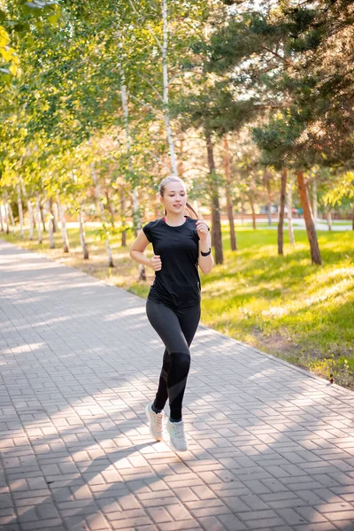 Een Meisje Een Zwart Sportuniform Aan Het Joggen Het Park — Stockfoto