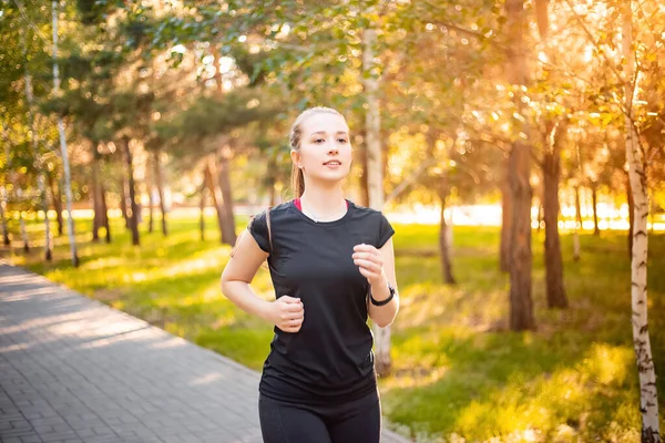 Een Meisje Een Zwart Sportuniform Aan Het Joggen Het Park — Stockfoto