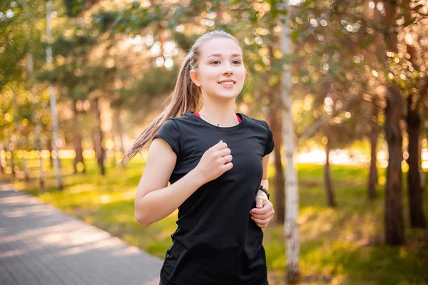 Een Meisje Een Zwart Sportuniform Aan Het Joggen Het Park — Stockfoto