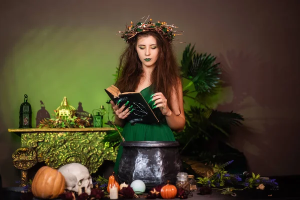 Sorcière Aux Cheveux Échevelés Aux Ongles Longs Avec Une Couronne — Photo