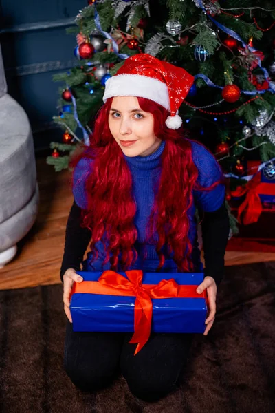 Retrato Una Mujer Joven Suéter Azul Con Pelo Rojo Sombrero — Foto de Stock