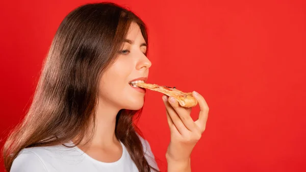 Close Retrato Uma Jovem Mulher Uma Camiseta Branca Comendo Uma — Fotografia de Stock