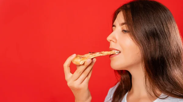 Közelkép Egy Fiatal Nőről Fehér Pólóban Amint Egy Szelet Pizzát — Stock Fotó