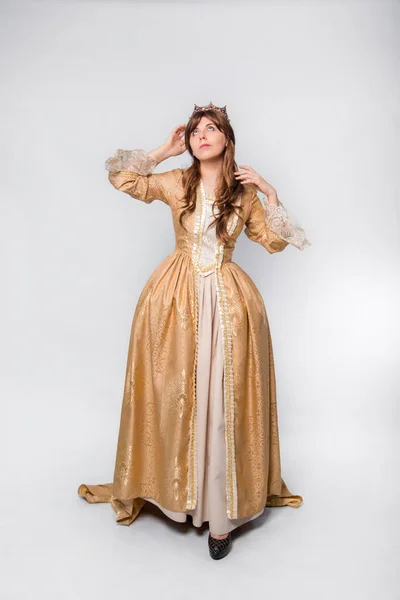 Retrato Completo Una Niña Vestida Con Vestido Rococó Dorado Con — Foto de Stock
