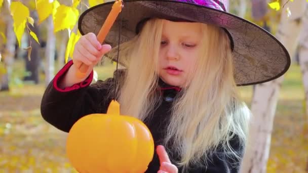 Una Niña Pequeña Vestida Con Disfraz Bruja Con Sombrero Cabeza — Vídeo de stock