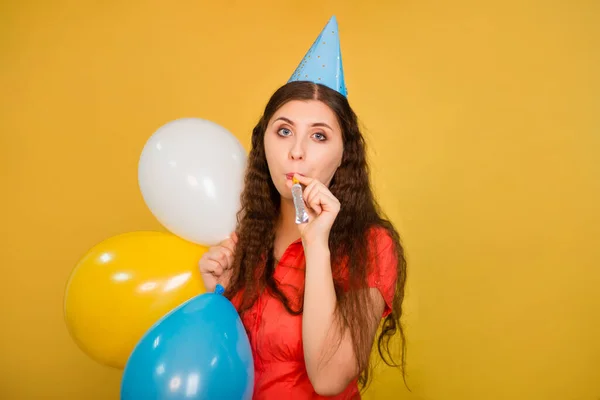 Retrato Una Joven Con Una Gorra Festiva Soplando Una Pipa — Foto de Stock