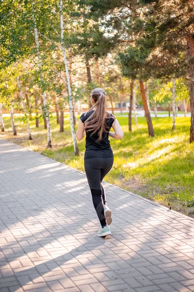 Achteraanzicht Een Meisje Een Zwart Sportuniform Aan Het Joggen Het — Stockfoto