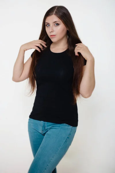 Menina Jovem Bonita Uma Camiseta Preta Jeans Azuis Estúdio Foto — Fotografia de Stock