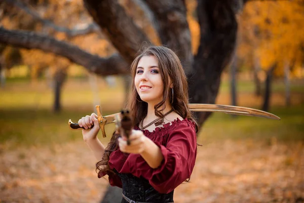 Retrato Uma Bela Jovem Mulher Com Sabre Uma Pistola Nas — Fotografia de Stock