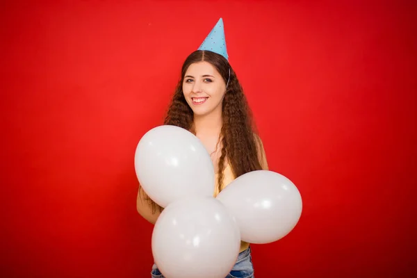 Porträtt Attraktiv Ung Kvinna Festlig Mössa Med Vita Ballonger Händerna — Stockfoto