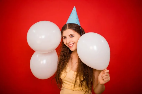 Retrato Una Joven Atractiva Con Gorro Festivo Con Globos Blancos — Foto de Stock