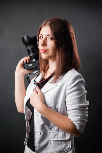 Γυναίκα Φωτογράφος Φωτογραφική Μηχανή Slr Στα Χέρια Της Ποζάροντας Γκρι — Φωτογραφία Αρχείου