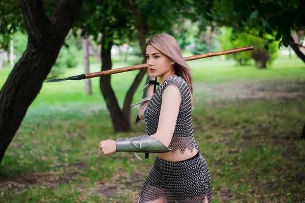 チェーンメール鎧で 槍で武装した中世 ファンタジー戦士の少女の肖像画 森を背に立ち上がる — ストック写真