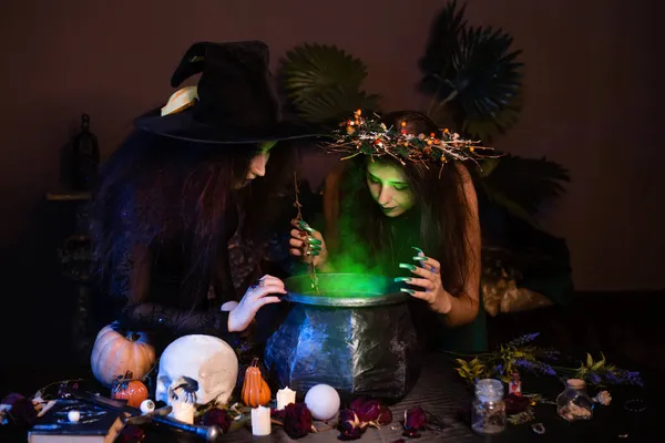 Две Ведьмы Растрепанными Волосами Варят Волшебное Зелье Черном Котле Стоя — стоковое фото