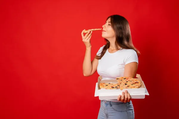 Ragazza Shirt Bianca Posa Con Una Scatola Pizza Aperta Una — Foto Stock