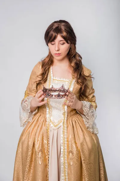 Retrato Una Niña Vestido Rococó Dorado Con Una Corona Las — Foto de Stock
