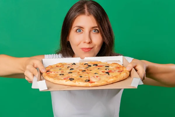 Donna Shirt Bianca Posa Con Una Scatola Aperta Pizza Calda — Foto Stock