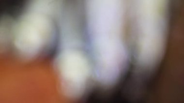 Bokeh 'ten dükkan vitrininde kurutulmuş ve tütsülenmiş balık çeşitlerine seçici bir odak. Bira atıştırmalıklı buzdolabı. İçinde farklı deniz ürünleri olan bir tezgah..