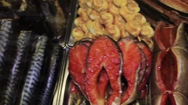 Sanfte Kamerafahrten Eine Auswahl Getrocknetem Und Geräuchertem Fisch Einem Schaufenster — Stockvideo