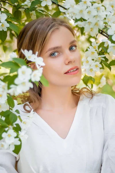 Portret Młodej Kobiety Białej Sukience Tle Kwitnących Jabłoni Dziewczyna Pozuje — Zdjęcie stockowe