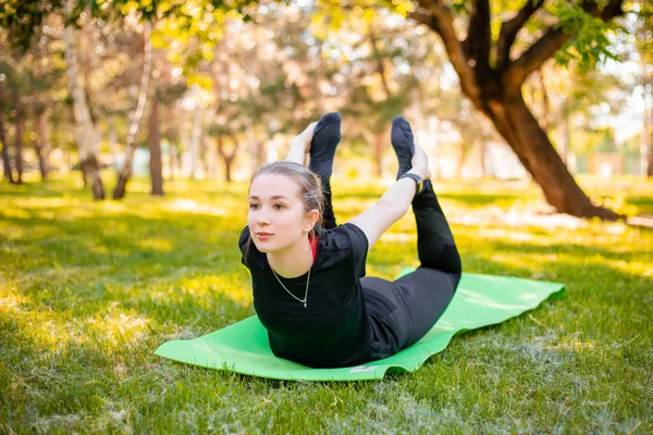 Fitness Plein Air Entraînement Pilates Une Jeune Femme Fait Des — Photo