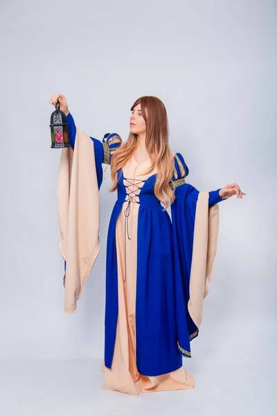 Retrato Una Mujer Atractiva Con Pelo Largo Vestido Medieval Fantasía — Foto de Stock