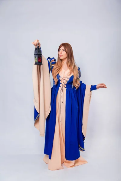 Retrato Una Mujer Atractiva Con Pelo Largo Vestido Medieval Fantasía — Foto de Stock