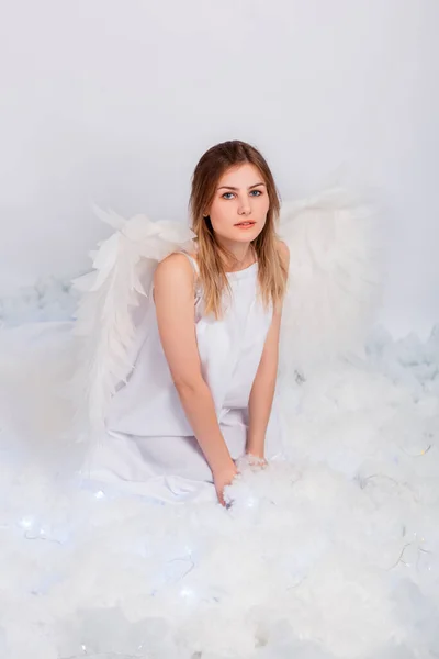 Une Jolie Fille Dans Une Tunique Blanche Avec Grandes Ailes — Photo