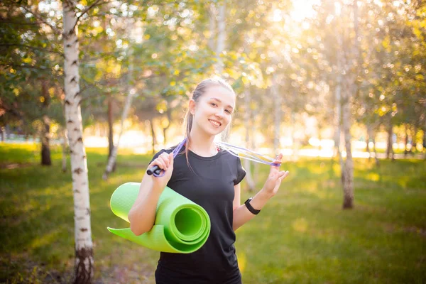 Portret Van Een Mooie Glimlachende Jonge Vrouw Een Sportuniform Met — Stockfoto