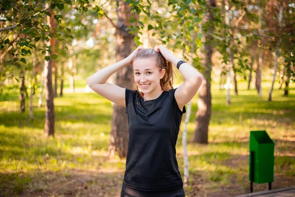 Una Joven Con Uniforme Deportivo Ata Pelo Sonríe Posando Sobre —  Fotos de Stock