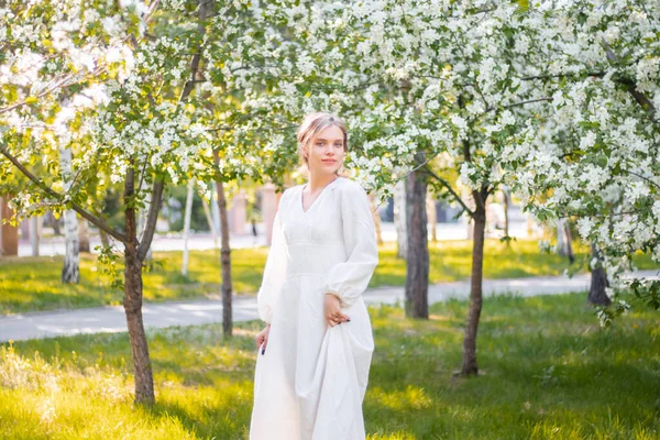 Giovane Donna Vestita Bianco Sullo Sfondo Alberi Mele Fiore Ragazza — Foto Stock