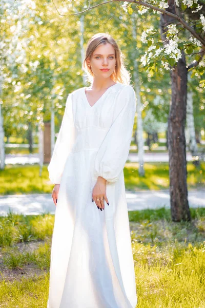 Junge Frau Weißem Kleid Vor Dem Hintergrund Blühender Apfelbäume Das — Stockfoto