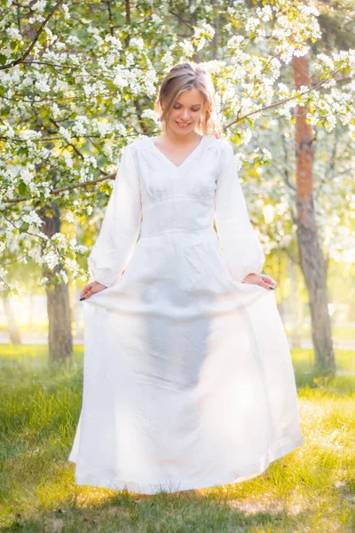 Jovem Mulher Vestido Branco Contra Pano Fundo Árvores Maçã Florescendo — Fotografia de Stock