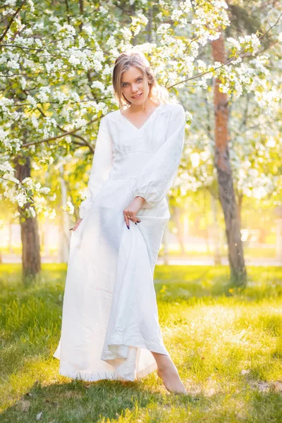 Jovem Mulher Vestido Branco Contra Pano Fundo Árvores Maçã Florescendo — Fotografia de Stock