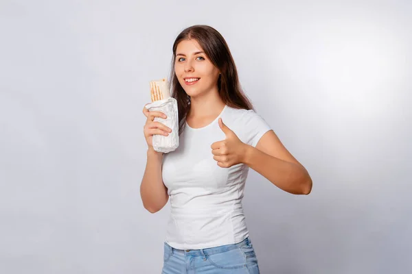 Młoda Kobieta Białej Koszulce Trzyma Szawarmę Rękach Pokazuje Odizolowany Kciuk — Zdjęcie stockowe