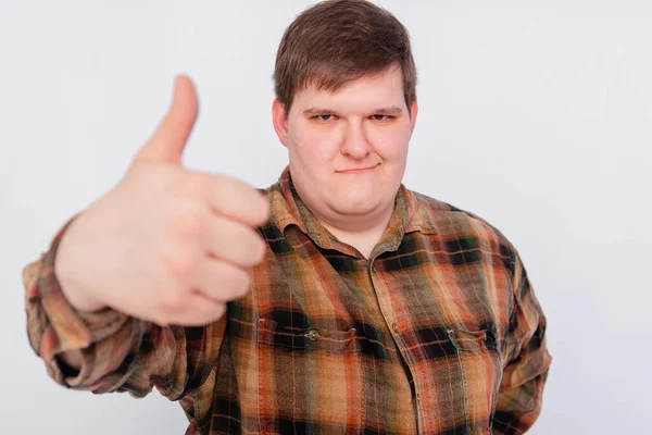 Gordo Mostrando Pulgar Hacia Arriba Aislado Sobre Fondo Blanco Joven — Foto de Stock