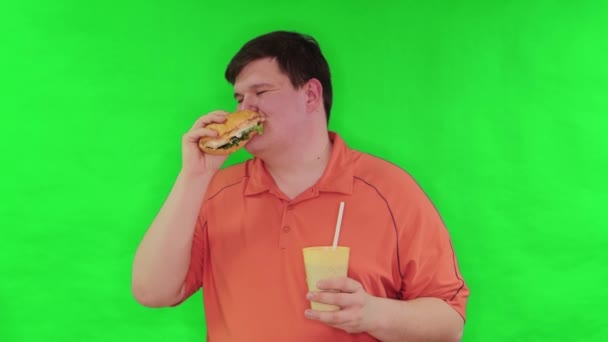 Retrato Tipo Gordo Comiendo Una Hamburguesa Grande Bebiendo Refresco Vaso — Vídeo de stock