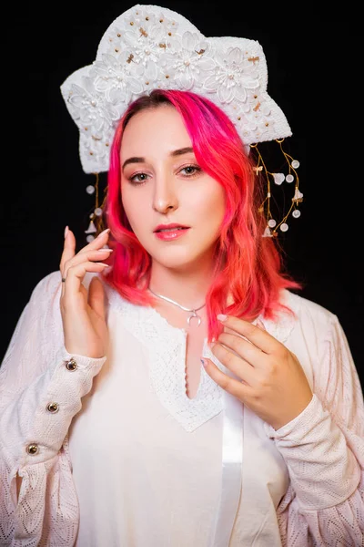 Detailní Záběr Portrét Ženy Růžovými Vlasy Bílých Šatech Kokoshnik Hlavě — Stock fotografie
