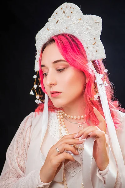 Close Retrato Uma Mulher Com Cabelo Rosa Vestido Branco Com — Fotografia de Stock