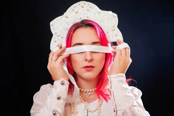 Close Portret Van Een Vrouw Met Roze Haar Een Witte — Stockfoto