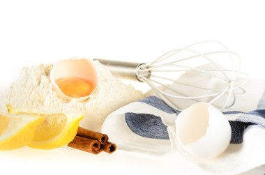 malzemeler ve araçlar pişirme: yumurta, un, limon ücret, tarçın