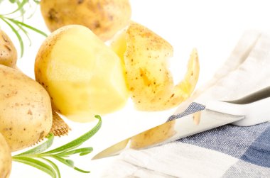 Olgun taze patates ve rosemary ile bıçak ve mutfak havlusu