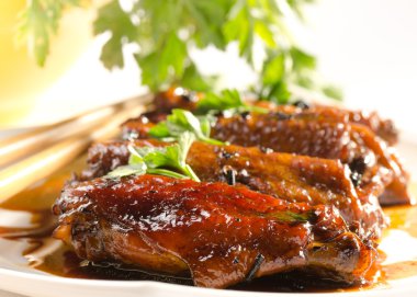puer çay ve otlar ile Çin soslu tavuk kanadı