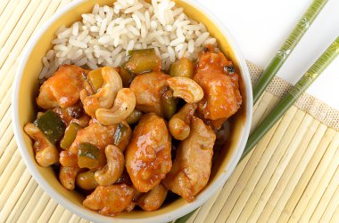 kung pao tavuk pilav ve yemek çubukları ile bir kase