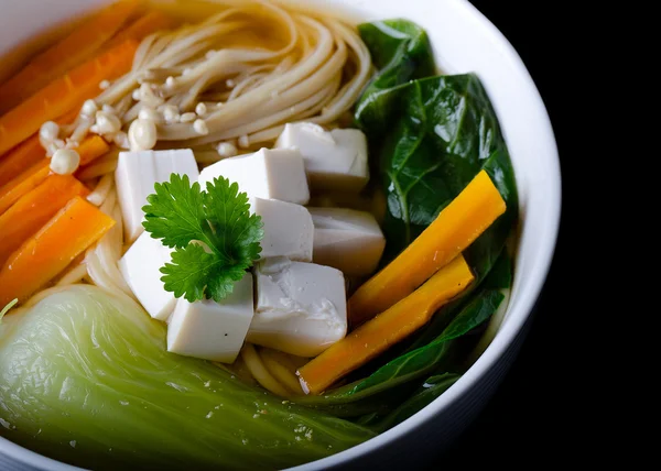 Supă Miso cu tăiței, tofu, enoki și bok choy într-un castron — Fotografie, imagine de stoc