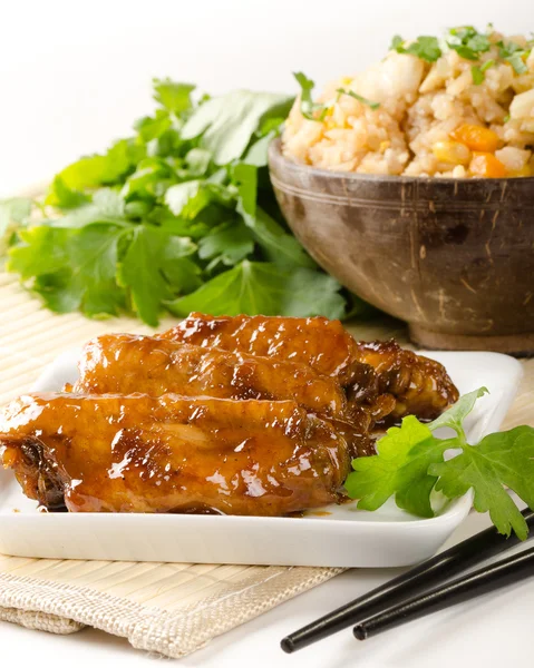 Szechuan chicken wings with fried rice — Stock Photo, Image