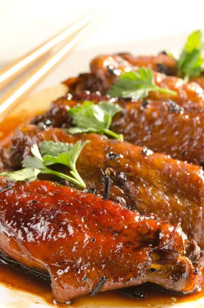 Chicken Wings in chinesischer Sauce mit Püree-Tee und Kräutern — Stockfoto