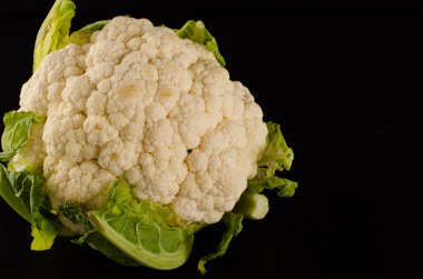 siyah arka plan üzerine karnabahar